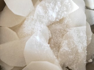 3、酱萝卜,倒入盐