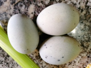 1、尖椒皮蛋,准备皮蛋3个