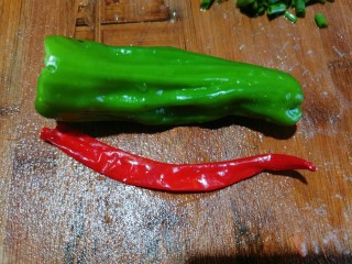 2、尖椒皮蛋,青红椒各一个,清洗干净去掉里面的籽