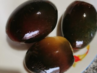 3、尖椒皮蛋,皮蛋把壳剥掉