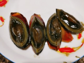 5、尖椒皮蛋,把它捞起来,再切成小块