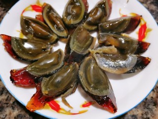 6、尖椒皮蛋,切好后把它摆好盘