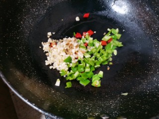 7、尖椒皮蛋,锅里烧油,再把提前准备好的青红椒,姜蒜一起放入锅中爆香