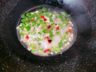 8、尖椒皮蛋,加入食用盐翻炒均匀后加入适量清水烧开