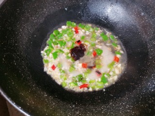 9、尖椒皮蛋,加入蚝油