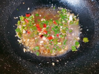 11、尖椒皮蛋,再加入白醋,白糖,淋上芝麻油