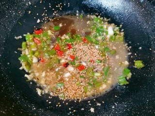 12、尖椒皮蛋,最后撒上鸡精和白芝麻,搅拌均匀,烧开即可关火