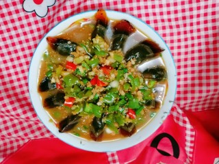 13、尖椒皮蛋,最后把烧好的料汁浇到皮蛋上面即可