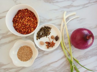 1、#辣味#秘制喷香油辣子,首先准备好食材，家里没有生姜了就没有放生姜，葱最好选择小香葱，东北就只有这种葱了