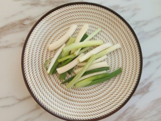 2、#辣味#秘制喷香油辣子,葱切成段备用