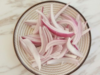 3、#辣味#秘制喷香油辣子,洋葱也切块备用