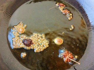 6、#辣味#秘制喷香油辣子,油烧制八成热时放入香料，炸大概一分钟，小火