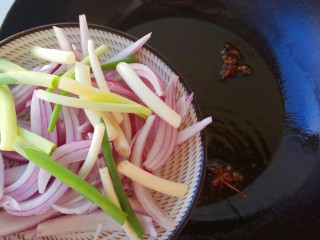 7、#辣味#秘制喷香油辣子,接着倒入洋葱、香葱和姜丝