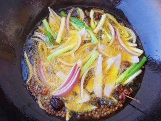 8、#辣味#秘制喷香油辣子,用小火慢慢炸