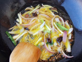 9、#辣味#秘制喷香油辣子,一边炸油一边翻动，一定要小火