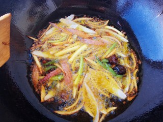 10、#辣味#秘制喷香油辣子,慢慢的会炸到洋葱微黄，还需要再炸一会儿