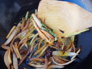 11、#辣味#秘制喷香油辣子,直到洋葱和香葱彻底榨干