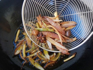 12、#辣味#秘制喷香油辣子,用漏勺把洋葱以及所有的香料捞出扔掉