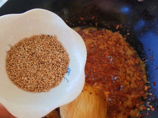 16、#辣味#秘制喷香油辣子,再倒入熟芝麻