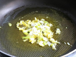 5、肉末蒸豆腐,另起锅留少许底油,放入葱花爆香~