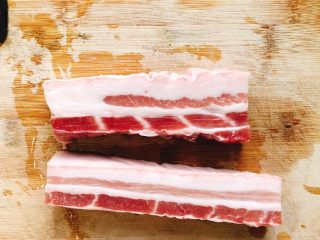 1、电饭煲版东坡肉,买来300克五花肉，清洗干净。
