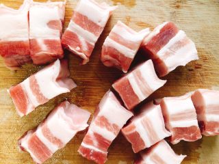 2、电饭煲版东坡肉,切成块状。