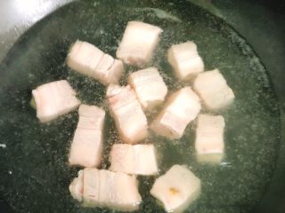 3、电饭煲版东坡肉,锅里水烧开，倒入五花肉捞3分钟。
