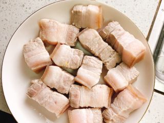 4、电饭煲版东坡肉,捞好的五花肉再次清洗一遍备用。
