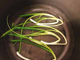 5、电饭煲版东坡肉,葱清洗干净，铺在电饭煲锅底。