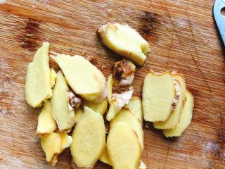 6、电饭煲版东坡肉,姜切片。