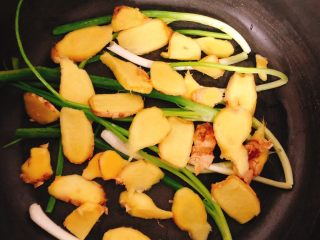 7、电饭煲版东坡肉,铺到葱的上面，姜的量以铺满锅底为准。