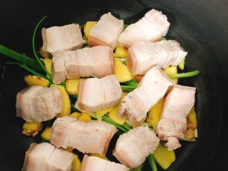 8、电饭煲版东坡肉,将五花肉铺上去。