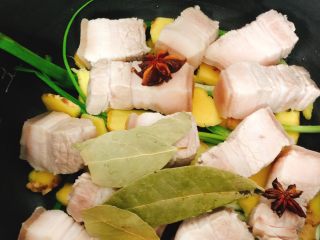 9、电饭煲版东坡肉,放入八角与香叶。