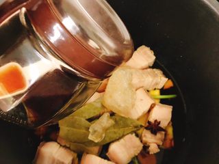 10、电饭煲版东坡肉,倒入1碗黄米酒。