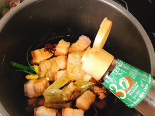 11、电饭煲版东坡肉,倒入5勺生抽。（可以加入1勺老抽调色，我没放感觉色泽还不够黑）