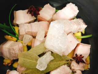 12、电饭煲版东坡肉,放入2颗冰糖，糖的量以自己喜好层度为准，我放了图片显示的这么多，很甜，南方人喜甜。