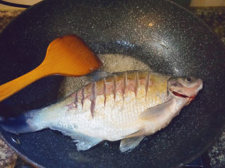 11、红烧鳊鱼,将鳊鱼放进去中火翻炒