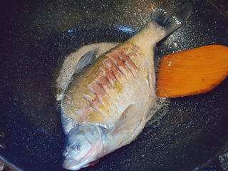 12、红烧鳊鱼,煎至两面微微泛黄