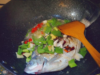 13、红烧鳊鱼,将准备好的配料倒进去(除了葱花先别倒进去)