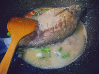 15、红烧鳊鱼,加入适量的清水