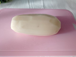 1、蒜蓉炝笋片,笋洗净去皮