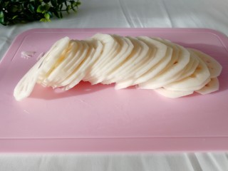 2、蒜蓉炝笋片,切片
