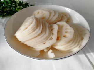 3、蒜蓉炝笋片,切好装盘