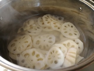 4、蒜蓉炝笋片,烧开水焯一下