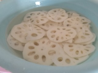 5、蒜蓉炝笋片,用凉水过一下
