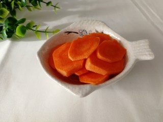 6、蒜蓉炝笋片,胡萝卜切片