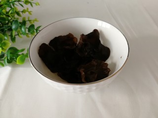 7、蒜蓉炝笋片,木耳用水泡半个小时，洗净摘干净备用。