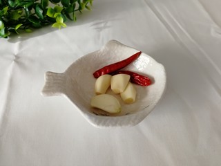 8、蒜蓉炝笋片,蒜和干辣椒