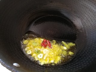 9、蒜蓉炝笋片,油热炒蒜和干辣椒