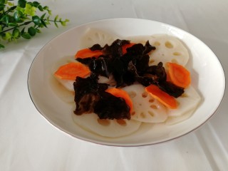 12、蒜蓉炝笋片,把爆好的蒜蓉汁浇到盛笋的盘子里